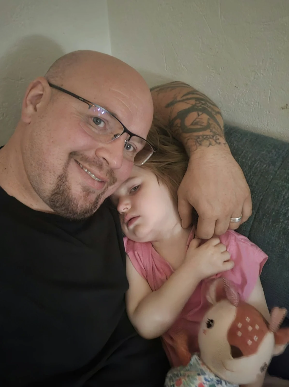 Un moment de tendresse entre Lhusy et son papa